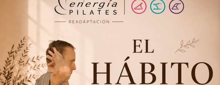 persona practicando pilates de forma constante en rutina de ejercicio