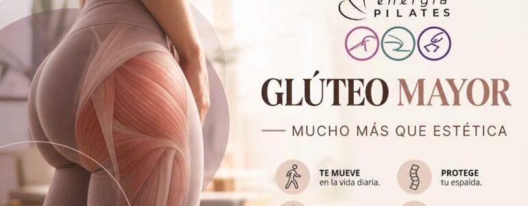Banner horizontal de Energía Pilates sobre el glúteo mayor. A la izquierda, primer plano de una mujer de espaldas en ropa deportiva con una ilustración anatómica superpuesta que destaca las fibras del músculo glúteo mayor. A la derecha, el logotipo de Energía Pilates con tres iconos de actividades, el gran titular 'GLÚTEO MAYOR — MUCHO MÁS QUE ESTÉTICA' y cuatro beneficios clave con iconos: 'TE MUEVE en la vida diaria', 'PROTEGE tu espalda', 'ESTABILIZA tus articulaciones' e 'INFLUYE en tu salud global', todo sobre un fondo cálido y desenfocado de un estudio de pilates.